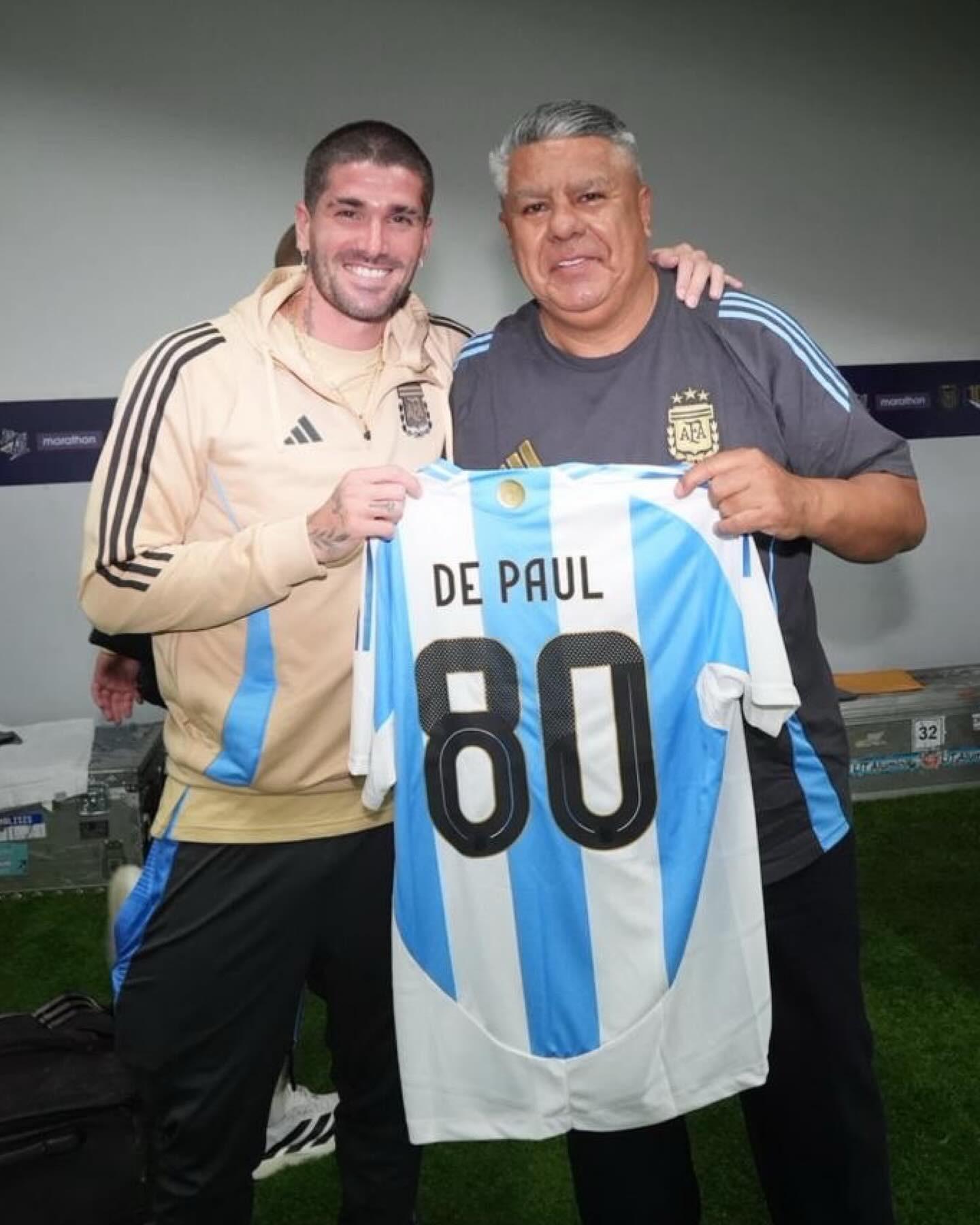 半岛体育APP-代表阿根廷队出场80次，德保罗获赠纪念球衣